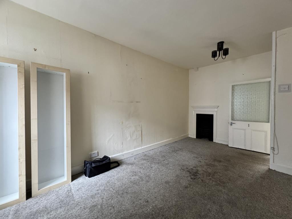 Lot: 86 - COMMERCIAL PROPERTY IN CENTRAL TOWN CENTRE LOCATION - First floor office space